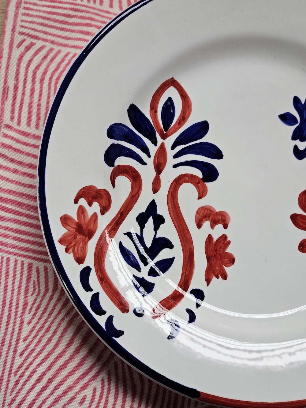 les-ottomans-ikat-teller-flach-handbemalte-keramik image 3