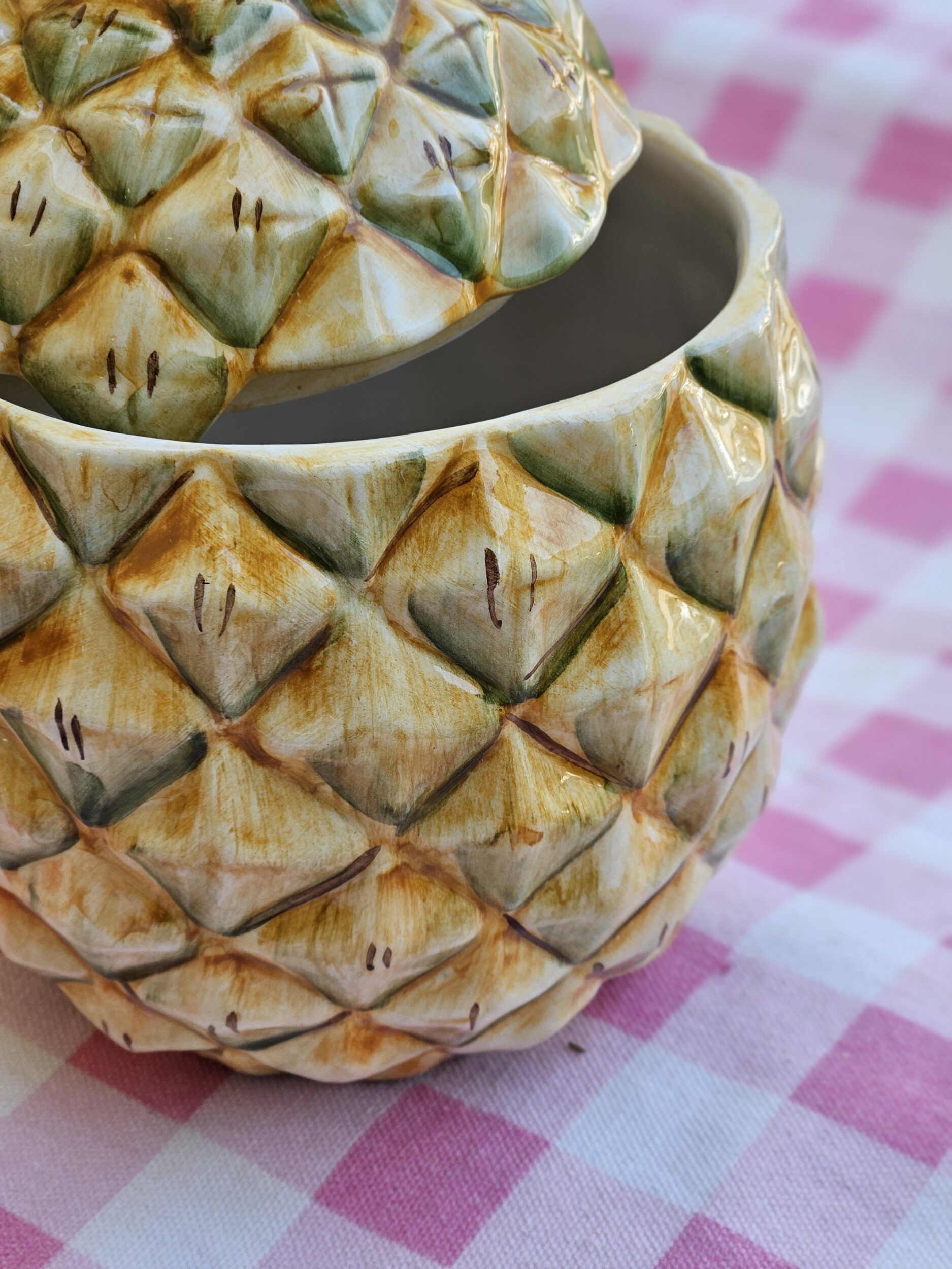 les-ottomans-ananas-keramikdose-mit-deckel-handbemalt image 3