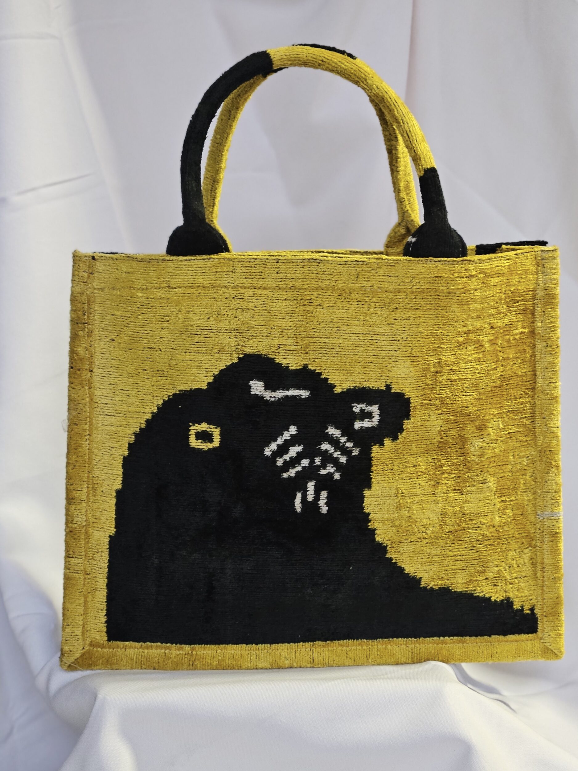 les-ottomans-tote-aus-seiden-samt-grande-02 image 1